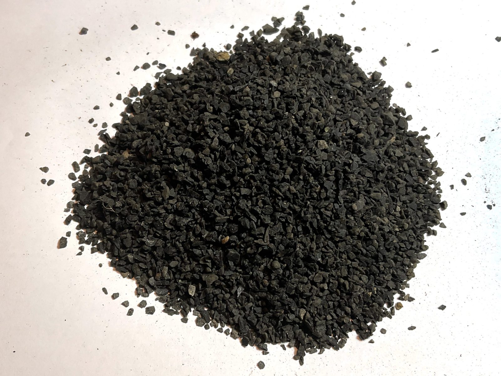 Basaltsand schwarz 2–5 mm Nahaufnahme – mineralisches Drainagesubstrat