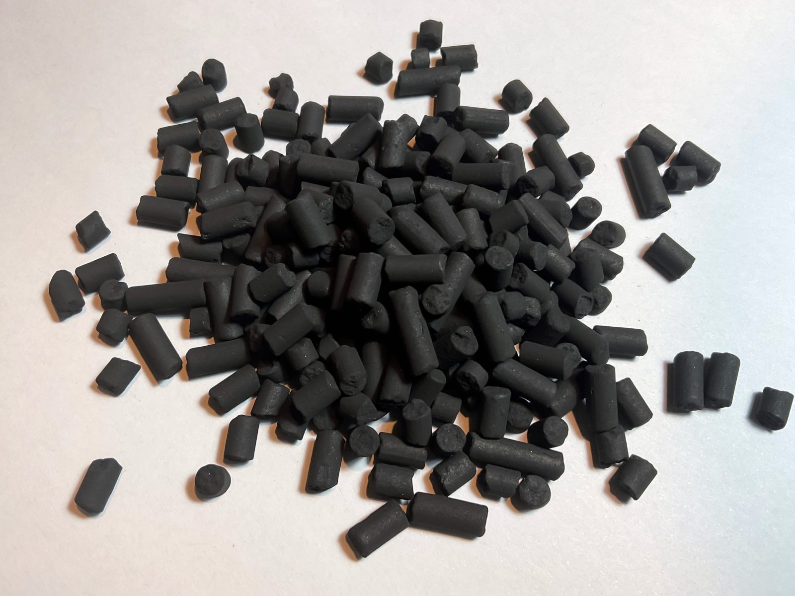 Aktivkohle Granulat Struktur – Pflanzenkohle für Drainageschicht und Terrarium