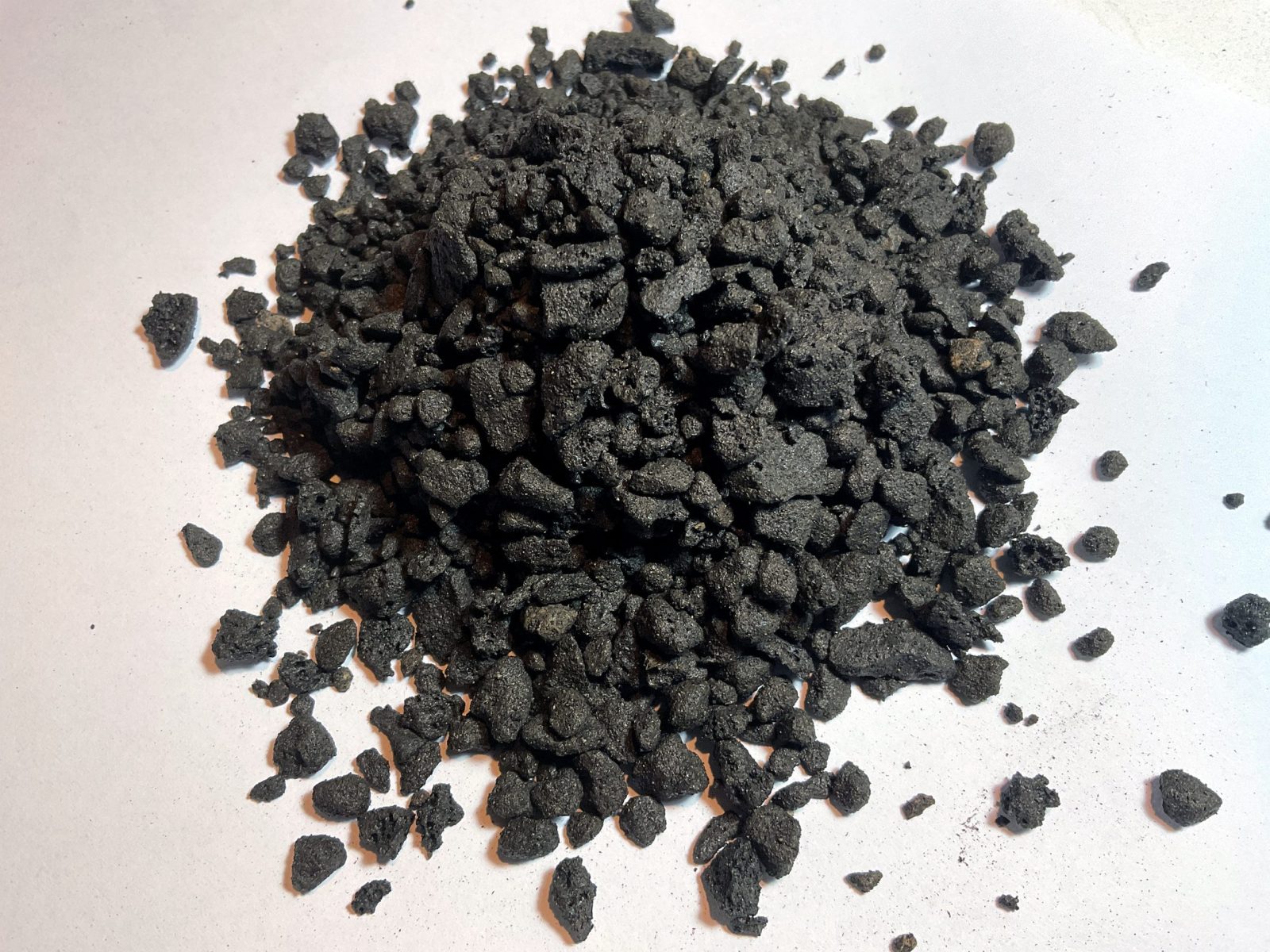 Schwarzes Lavagranulat 2–8 mm Nahaufnahme – mineralisches Drainagesubstrat