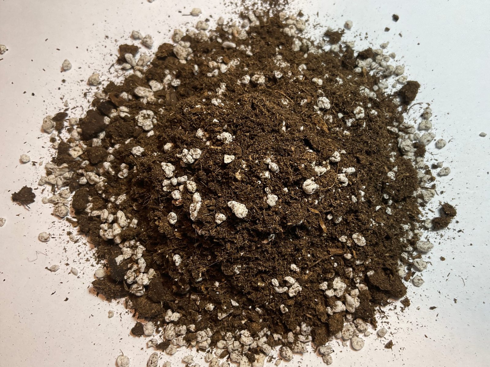 Torf-Perlit-Mix mit lockerer, atmungsaktiver Struktur für gesunde Wurzeln