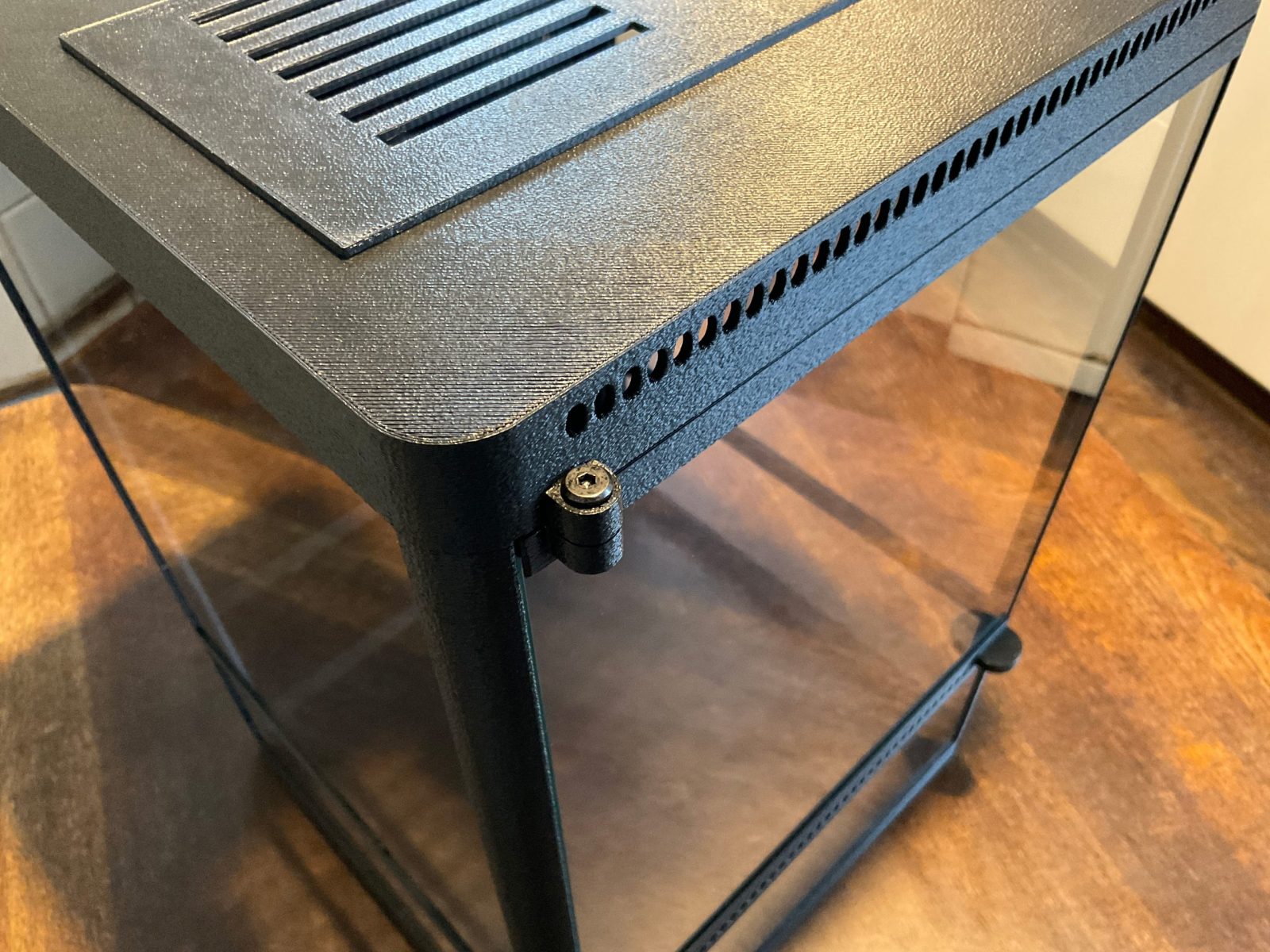 Belüftungssystem im handgefertigten Terrarium für tropische Pflanzen