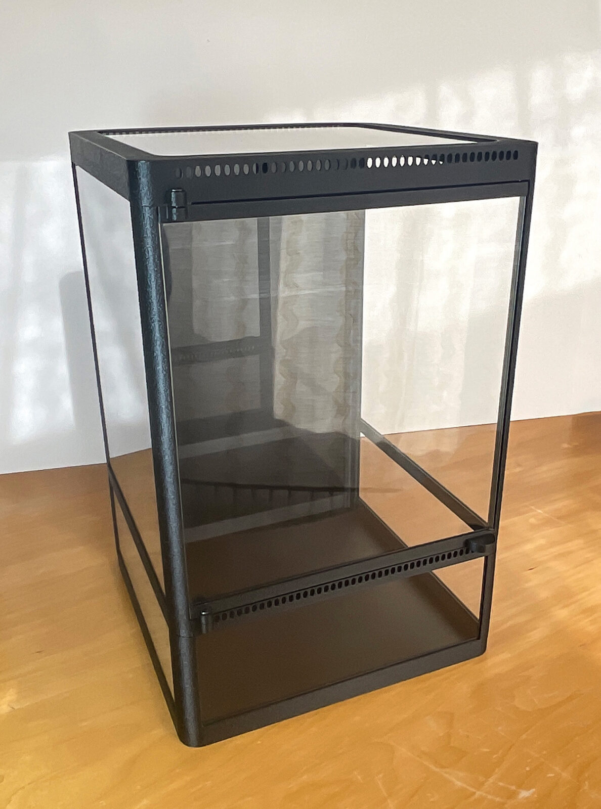 Ob als Terrarium, Florarium oder Tropikarium – dieses Modell bietet optimale Bedingungen für kleine tropische Pflanzen und dekorative Pflanzensammlungen.