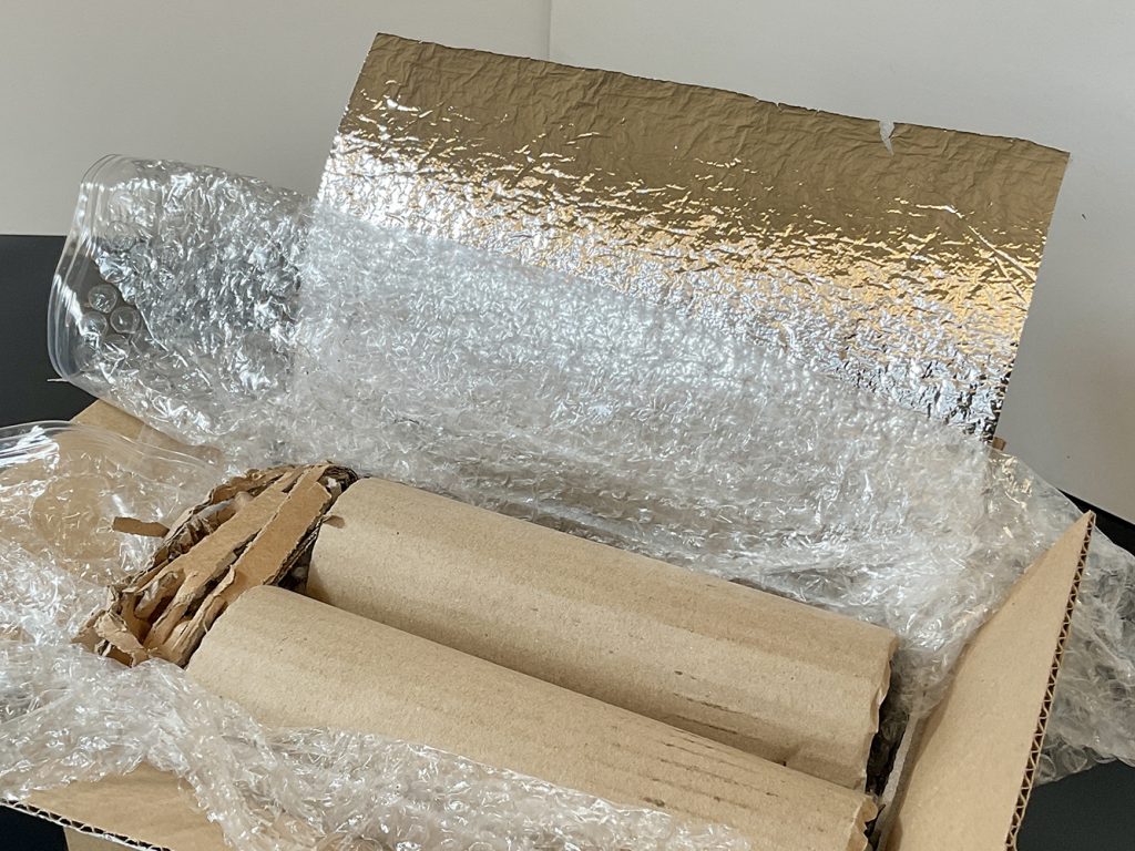 Pflanzenröhren im Versandkarton mit Isolationsfolie und Luftpolsterfolie – sichere Pflanzenverpackung